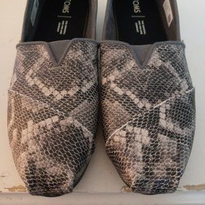 Toms snake skin slip ons, size 9!